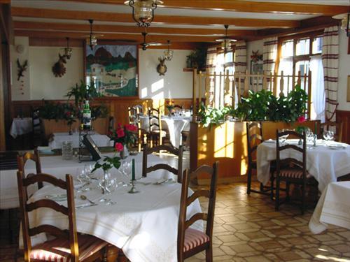 Hotel Restaurant Le Gruyerien Морлон Ресторан фото